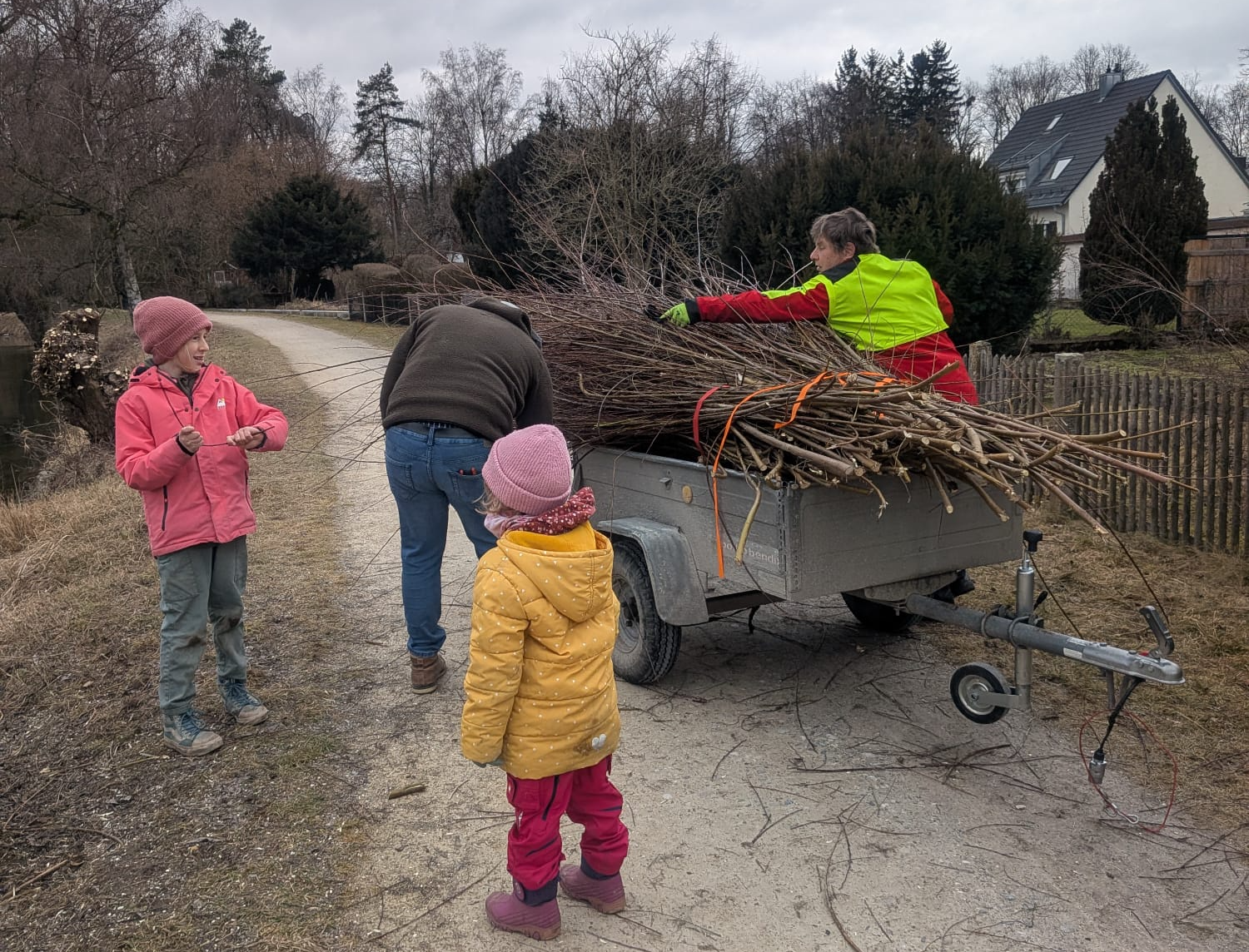 Reiche Ernte: Abtransport der geschnittenen Weidenzweige für Schulen und Kindergärten. Foto: Nicole Bottesch Reiche Ernte: Abtransport der geschnittenen Weidenzweige für Schulen und Kindergärten. Foto: Nicole Bottesch