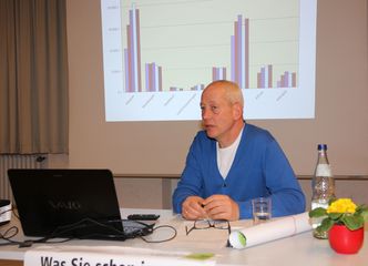 Stefan Zöllner beim Info-Abend vom 06.02.2017 Stefan Zöllner, AWB, beim Info-Abend zur Mülltrennung