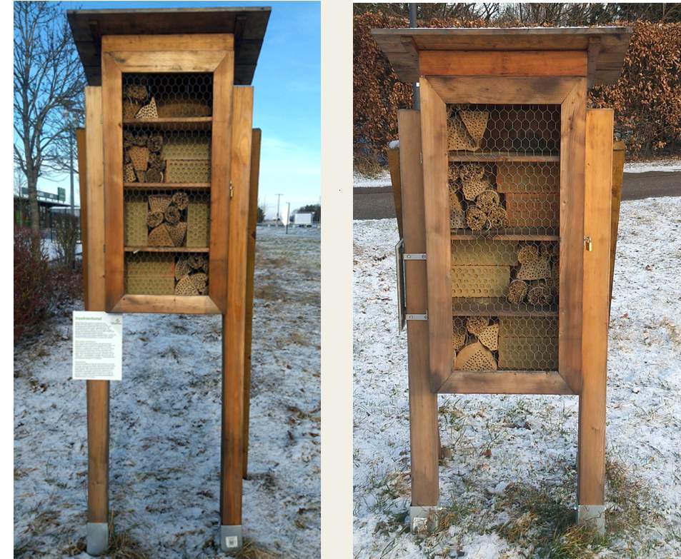 Vorderansicht zweier Nisthilfen für Wildbienen. Beide Insektenhotels sind mit verschiedenen Materialien wie Schilfrohr, Lehmziegeln und durchbohrten Hartholzscheiten befüllt.