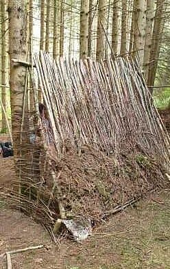 © S. Pockrandt-Gauderer Ein Unterstand aus Ästen im Wald.
