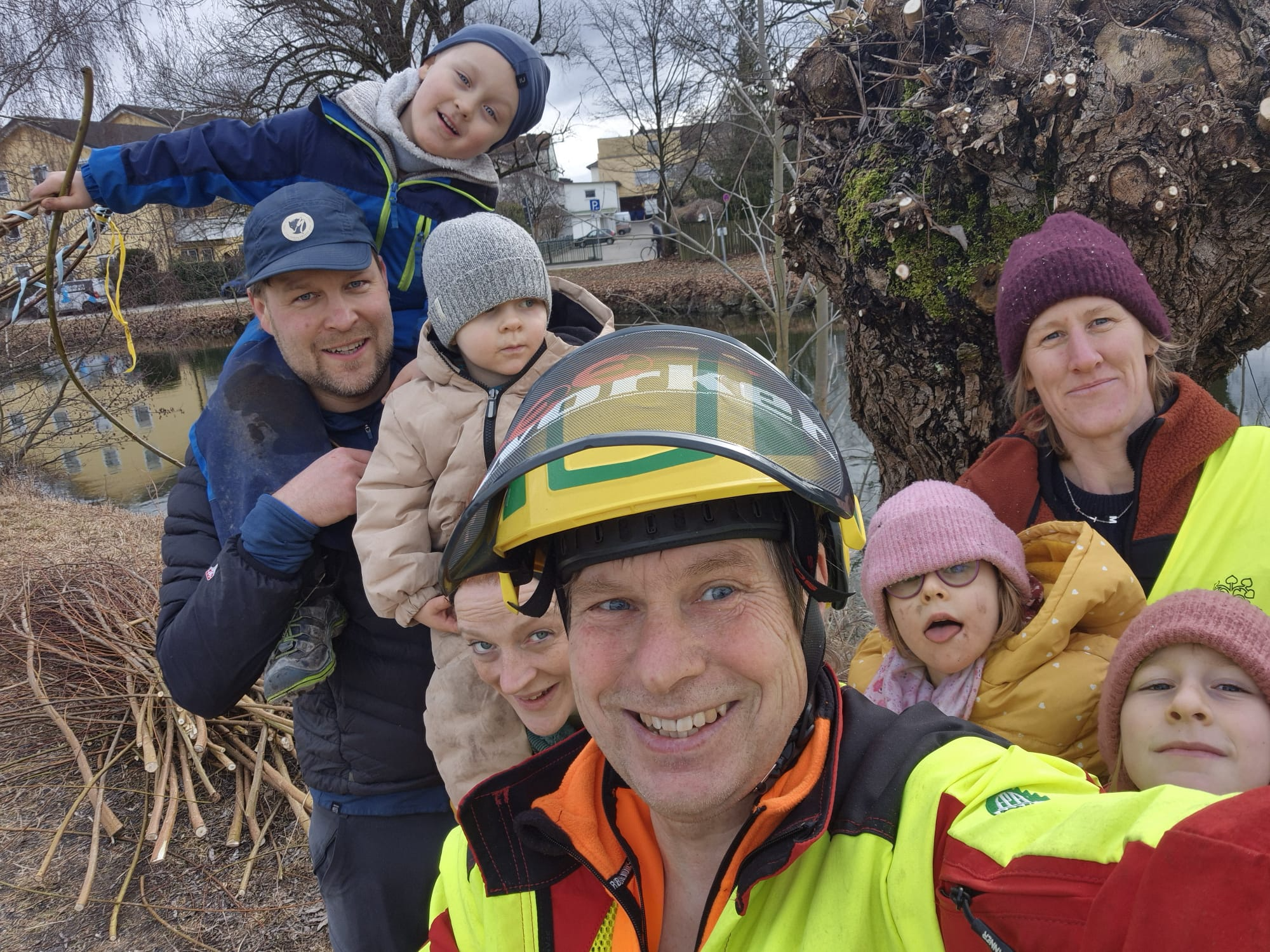 Spaßfaktor: An der Rückschnitt-Aktion beteiligten sich mehrere Familien mit kleinen Kindern, die begeistert mitwirkten und auch schon mal das Binden der Weidenzweige ausprobierten. Foto: Peter Knoll Spaßfaktor: An der Rückschnitt-Aktion beteiligten sich mehrere Familien mit kleinen Kindern, die begeistert mitwirkten und auch schon mal das Binden der Weidenzweige ausprobierten. Foto: Peter Knoll
